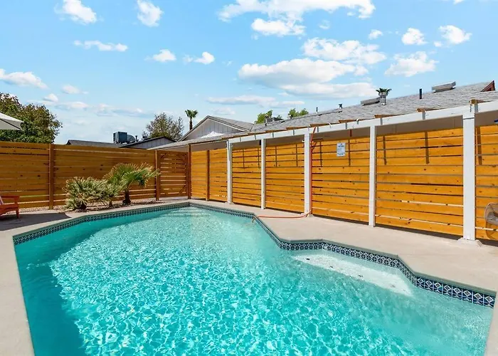 Family Friendly Retreat - Pool - Putting Holiday home Tempe
